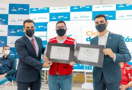 Prefeitura entrega cartões de alimentação com valor de R$ 400 para mais de 600 famílias em Maceió