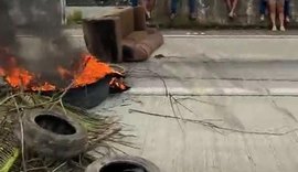 Moradores de Novo Lino bloqueiam a BR-101 em protesto