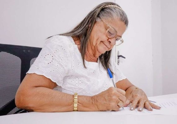 Prefeita Tia Júlia de Palmeira dos Índios é internada às pressas