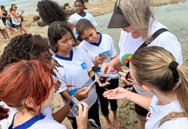 Caminhada ecológica transforma orla de Maceió em sala de aula