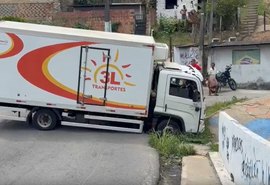 Caminhão cai em vala e bloqueia trânsito na Ladeira da Moenda, em Maceió
