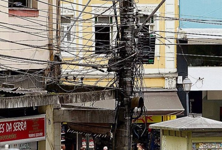 Iniciativa inédita remove 10 toneladas de cabos de fios em desuso nos postes de Maceió