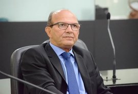 Ex-prefeito Cícero Cavalcante articula retorno à ALE com saída da filha Flávia da política