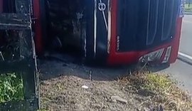 Caminhão com gado tomba em Olho d’Água Grande após evitar colisão