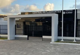 Mulher ameaça 'arrancar a cabeça' de vizinho que denunciou abandono de menores