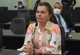 Deputada revoltada afirma 'Quem tiver seu símbolo de Novembro Azul bote na testa'