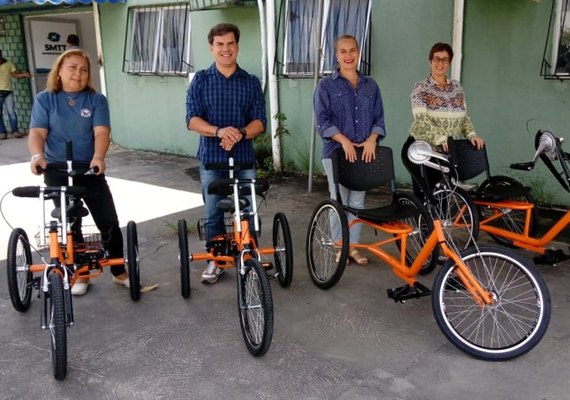 SMTT recebe doação de triciclos adaptados