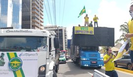 Apoiadores de Bolsonaro fazem carreata na orla de Maceió