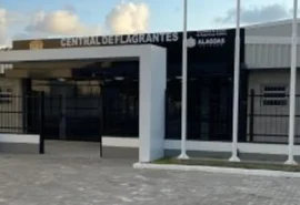Mulher é presa em Maceió após ameaçar pessoas com faca e agredir PM