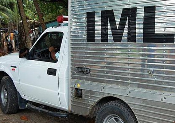 Homem é encontrado morto com marcas de tiros dentro de córrego em Maceió