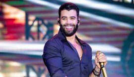 Gusttavo Lima mergulha no mar de Maceió e diverte fãs após show