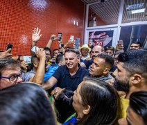 Bolsonaro é recebido por apoiadores em Maceió; JHC, principal aliado político, não compareceu
