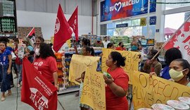 Vídeo: Manifestantes pedem doações de alimentos em supermercado de Maceió