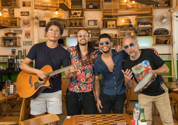 Músicos alagoanos desafiam rótulos em encontro entre samba e brega no mesmo palco
