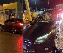 Descontrolado, homem pula no capô de carro de ex, que o leva para batalhão da PM no interior de AL; veja