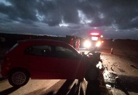 Automóvel fica destruído após colisão com carreta em Alagoas