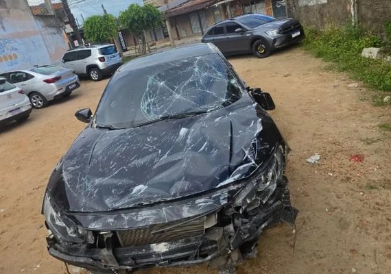 Carro derruba muro de condomínio e ocupantes fogem após a colisão