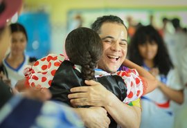 Professor retorna à escola onde estudou e inspira alunos com arte e afeto