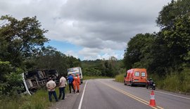 Carreta tomba e deixa três feridos na Fazenda Flor do Rocha, em Penedo