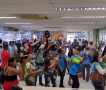 Manifestantes usam explosivo em prédio público e funcionamento de secretarias é suspenso