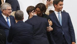 Beijo entre Macron e ministra gera polêmica na imprensa mundial; veja