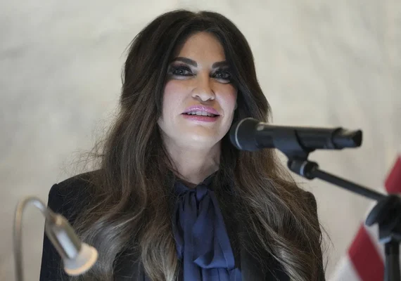 Ex-noiva de Trump Jr. deixa cargo de embaixadora após escândalo