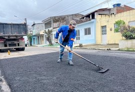 Operação Tapa-buraco recupera vias em Santa Lúcia e Jacintinho