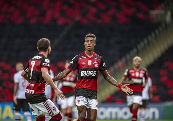 Flamengo vence Vasco no Maracanã e cola no líder Inter