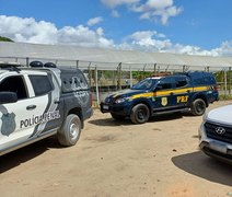 PRF prende dupla tentando entrar com carro roubado em presídio de Maceió