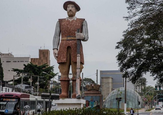 Justiça de SP libera três acusados de incendiar estátua de Borba Gato