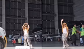 Shakira desembarca no Rio e manda coração para fãs antes de show em Copacabana