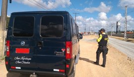 Equipes de fiscalização autuam e removem transportes irregulares