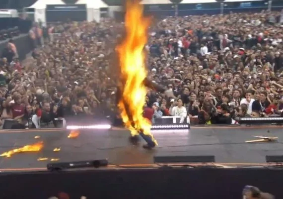 Djonga “coloca fogo em racista” durante show em SP e viraliza; assista