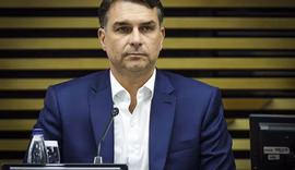 E-mails da PF indicam vínculo entre conta de Flávio Bolsonaro e advogado investigado no caso INSS