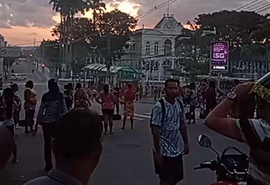 Em protesto, moradores da Vila Brejal bloqueiam trânsito no Centro de Maceió
