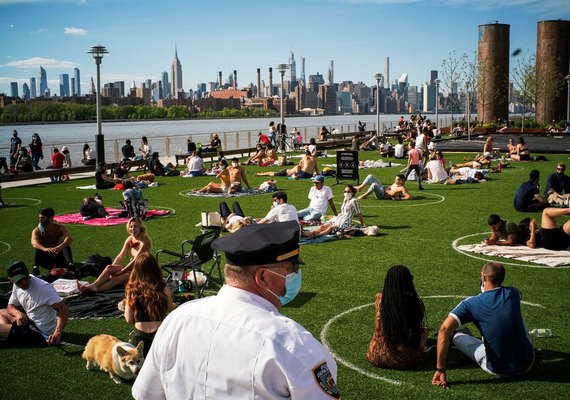 Após ver bares cheios, governador de NY cobra regras de distanciamento