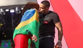 Ex-namorados, Maraísa e ex-BBB Bil se beijam durante show da cantora