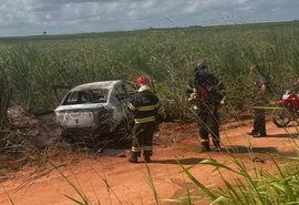Colisão entre carros deixa feridos e veículo em chamas na BR-101