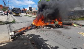 Moradores protestam contra valor da energia no bairro do Feitosa, em Maceió