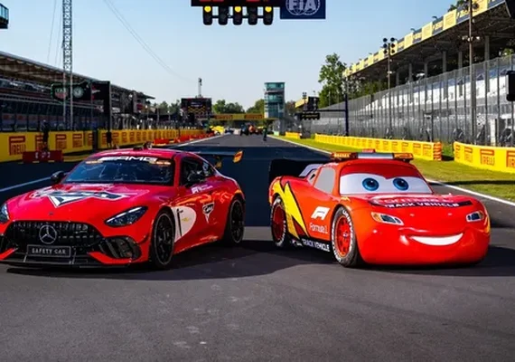 Relâmpago McQueen invade a Fórmula 1 em homenagem aos 20 anos de Carros
