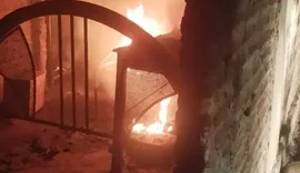 Homem é preso suspeito de espancar mulher e incendiar sua residência no Sertão de AL