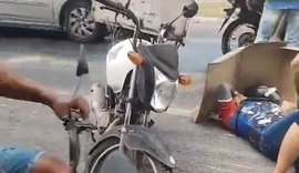 Vídeo: motociclistas sofrem quedas seguidas em via escorregadia no Benedito Bentes