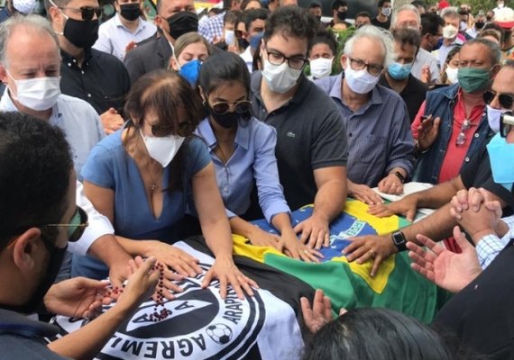 VÍDEO: Rogério Teófilo é sepultado após cortejo fúnebre