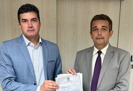 Rui Palmeira leva à Defensoria prova técnica de que BRK cobra por esgoto inexistente na Santa Lúcia