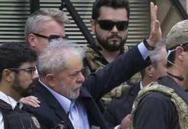 Após funeral do neto, Lula retorna para Curitiba