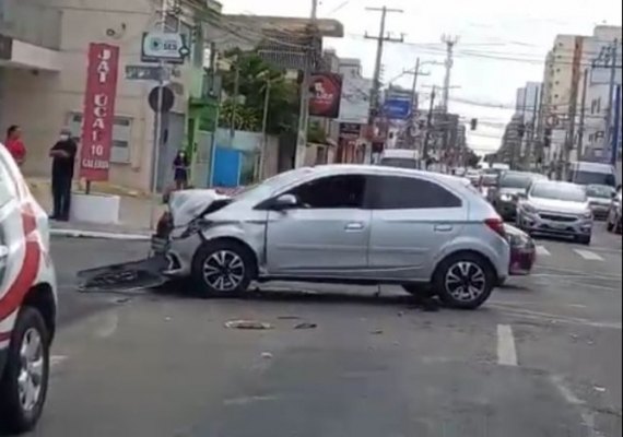 Acidente na Jatiúca congestiona trânsito em Avenida de Maceió