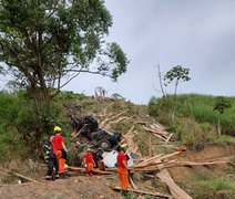 ﻿Colisão entre carro e caminhão deixa dois mortos na BR-104