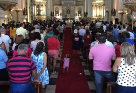 Fiéis lotam Catedral Metropolitana durante missa em honra à Nossa Senhora dos Prazeres