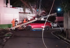 Rua no bairro do Farol é interditada após carro derrubar poste