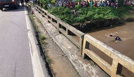 Homem morre após carro despencar de ponte e cair dentro de rio em Atalaia